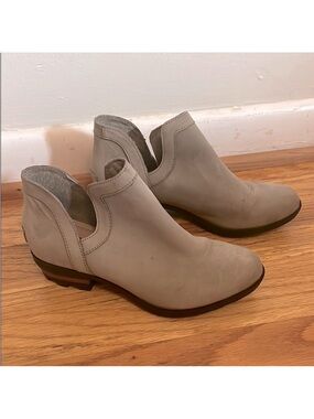 Sorel Gray Ankle Boots with Elastic Panels size 7